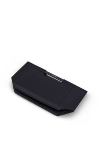 Gevouwen zwarte rechthoekige laptopstandaard met schuine zijden en een metalen handvat op een witte achtergrond.