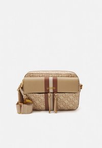 Bēša somiņa pār plecu ar teksturētu virsmu, zelta logotipu, brūniem un baltiem svītrainiem akcentiem un noņemamu siksniņu.