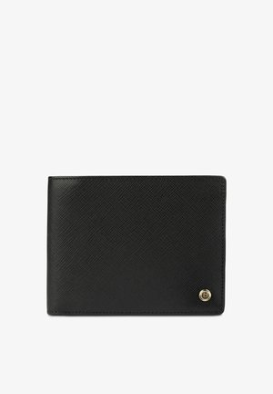 Zwarte gestructureerde leren bi-fold portemonnee met klein rond gouden logo-embleem rechtsonder, gesloten weergegeven op een witte achtergrond.