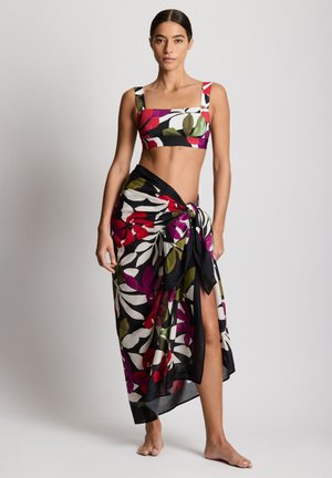 Bikini-top med firkantet halsudskæring, flerfarvet blomsterprint. Gennemsigtig sort sarong bundet om taljen med levende blomsterdetaljer.