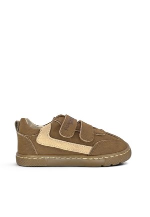 Baskets enfant en daim marron avec deux bandes Velcro et une bande latérale beige sur une semelle en caoutchouc, vues du côté extérieur.
