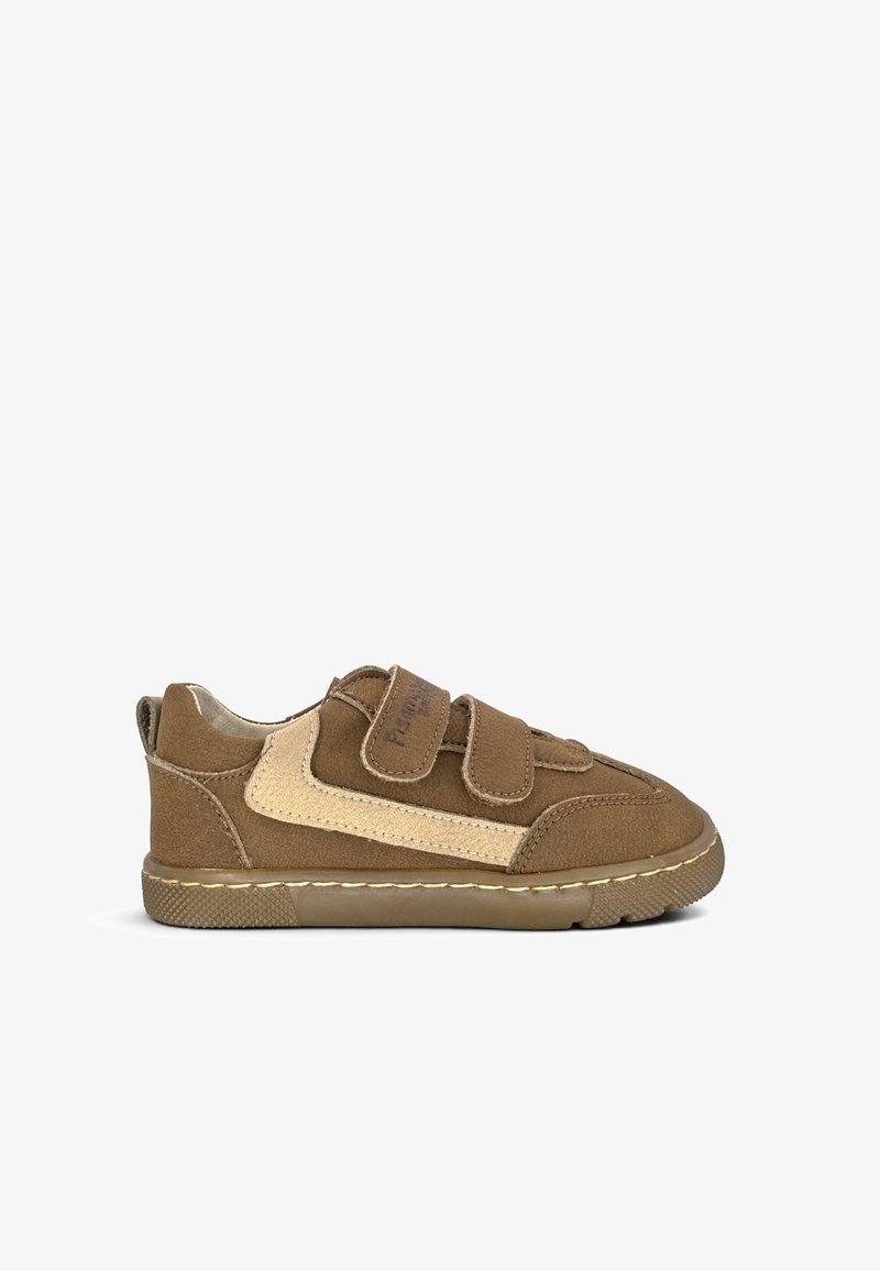 Baskets enfant en daim marron avec deux bandes Velcro et une bande latérale beige sur une semelle en caoutchouc, vues du côté extérieur.