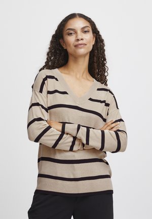 Beiger Pullover mit dunklen Streifen, V-Ausschnitt und langen Ärmeln. Gerippte Bündchen und Saum sorgen für Textur und Struktur.