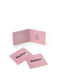 Rosa hilsen kort med sort tekst, der har "Danke" på forsiden og plads til personliggørelse indeni. Glat tekstur og foldet design.