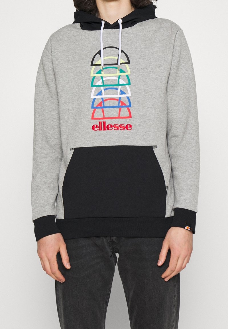 Felpa grigia con cappuccio e tasca nera, caratterizzata da un design a semicerchio multicolore e dal logo rosso "ellesse" sul davanti.