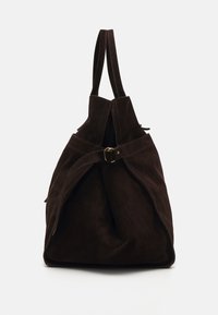 Sac cabas en suède marron avec deux anses d'épaule, présentant un design plissé et un détail boucle en métal doré à l'avant.