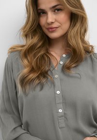 KAFFE Karla Amber T-Shirt Ls Chemise, nacré, 40 Femme