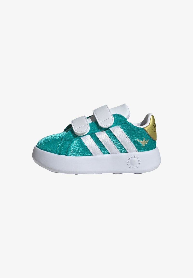Teal sneaker met glanzende textuur, witte strepen en klittenbandsluitingen. Heeft een gouden accent op de hiel en een gevoerde kraag voor comfort.