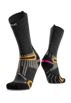 Een paar zwarte sportsokken met grijze, gele en roze accenten, ontworpen met versterkte hiel, teen en boogondersteuning.