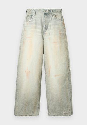 Bredbenede, gråblegede cowboybukser med højtaljet pasform, knaplukning foran, lommer og diskrete slidte detaljer.