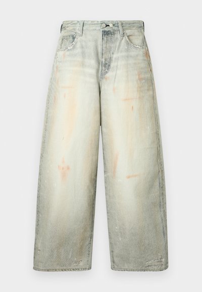 Τζιν παντελόνια ευρύχωρα σε ξεθωριασμένο γκρι χρώμα με ψηλή μέση, κλείσιμο με κουμπιά μπροστά, τσέπες και διακριτικές φθορές.