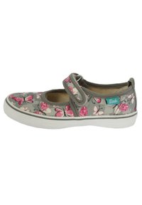 Grau gefärbter Stoffschuh mit rosa Schmetterlingsmustern, weißer Sohle und verstellbarem Riemen. Hat eine glatte Textur und zurückhaltende Akzentfarben.