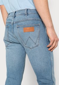Wrangler LARSTON - Calças de ganga justas - blue boss