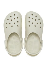 Zuecos beige hechos de un material ligero y texturizado. Con múltiples agujeros de ventilación y una correa en la parte posterior para un ajuste seguro.