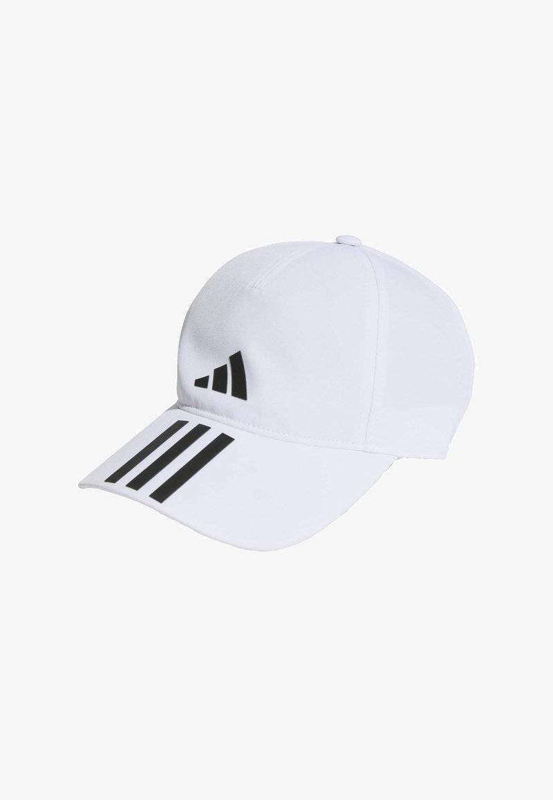 Gorra blanca de tela con visera curva. Logo de Adidas en negro y tres franjas adornan el panel frontal. Cierre trasero ajustable.