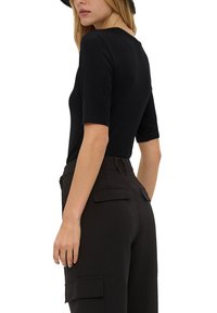 QS MIT SEITLICHER RAFFUNG - T-Shirt basic - schwarz