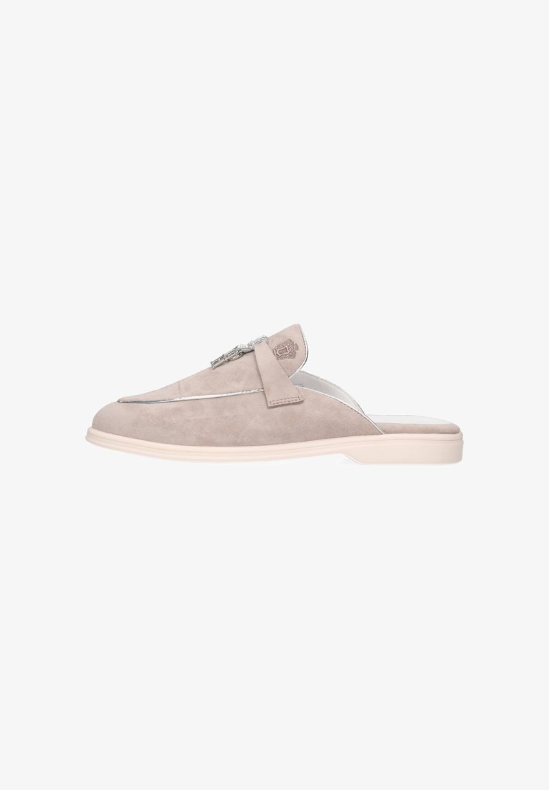 Beige ruskind slip-on sko med et struktureret design, der har en sølvdetalje og subtile syninger på en lysefarvet sål.