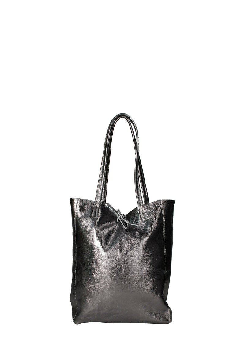 Borsa tote nera metallica con una texture liscia e lucida, dotata di due manici lunghi e un dettaglio di accento annodato nella parte superiore.