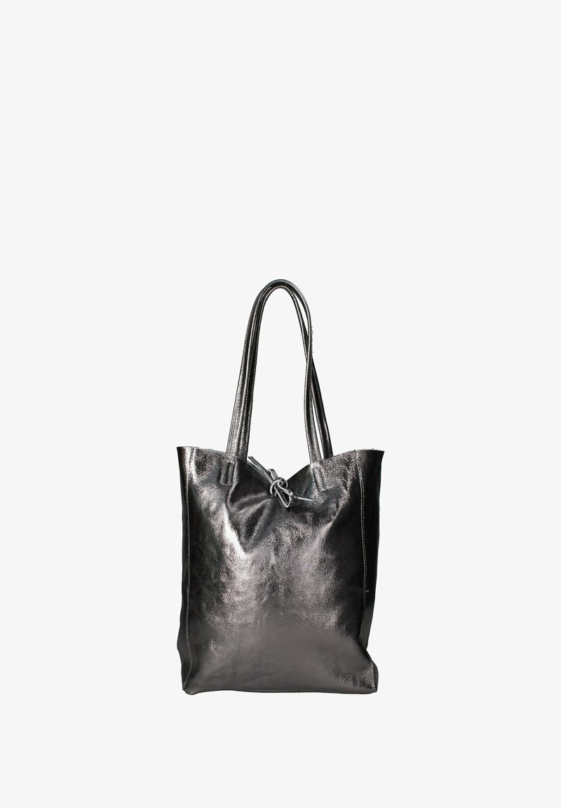 Borsa tote nera metallica con una texture liscia e lucida, dotata di due manici lunghi e un dettaglio di accento annodato nella parte superiore.
