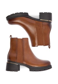 Smeđe kožne gležnjače s elastičnim bočnim panelima, zaobljenim vrhom i masivnom crnom petom s metalik naglaskom.