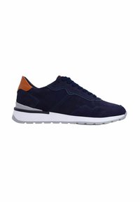 Marineblauwe suède sneaker met een oranje leren hielaccent, vetersluiting, witte tussenzool en een rubberen buitenzool met textuur. Voorzien van gebogen stikseldetails.