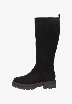 Zwarte suede laars tot halverwege de kuit met een dikke rubberen profielzool en een lus aan de achterkant, zijaanzicht op een witte achtergrond.