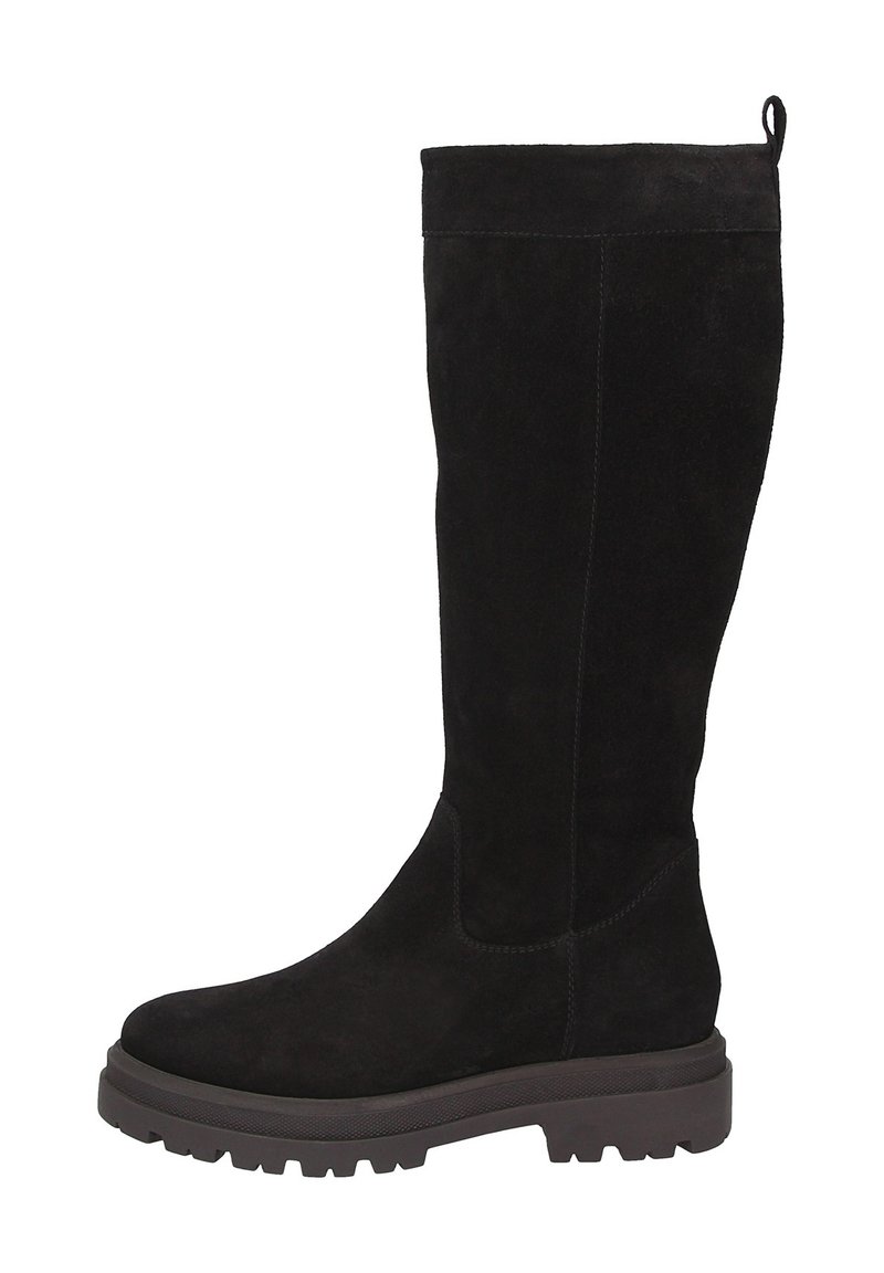 Zwarte suede laars tot halverwege de kuit met een dikke rubberen profielzool en een lus aan de achterkant, zijaanzicht op een witte achtergrond.