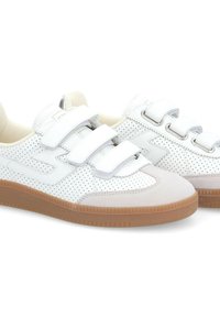 Scarpe da ginnastica bianche con design perforato e tre cinturini in velcro. Presentano una punta in suede grigia chiara e una suola in gomma di colore beige.