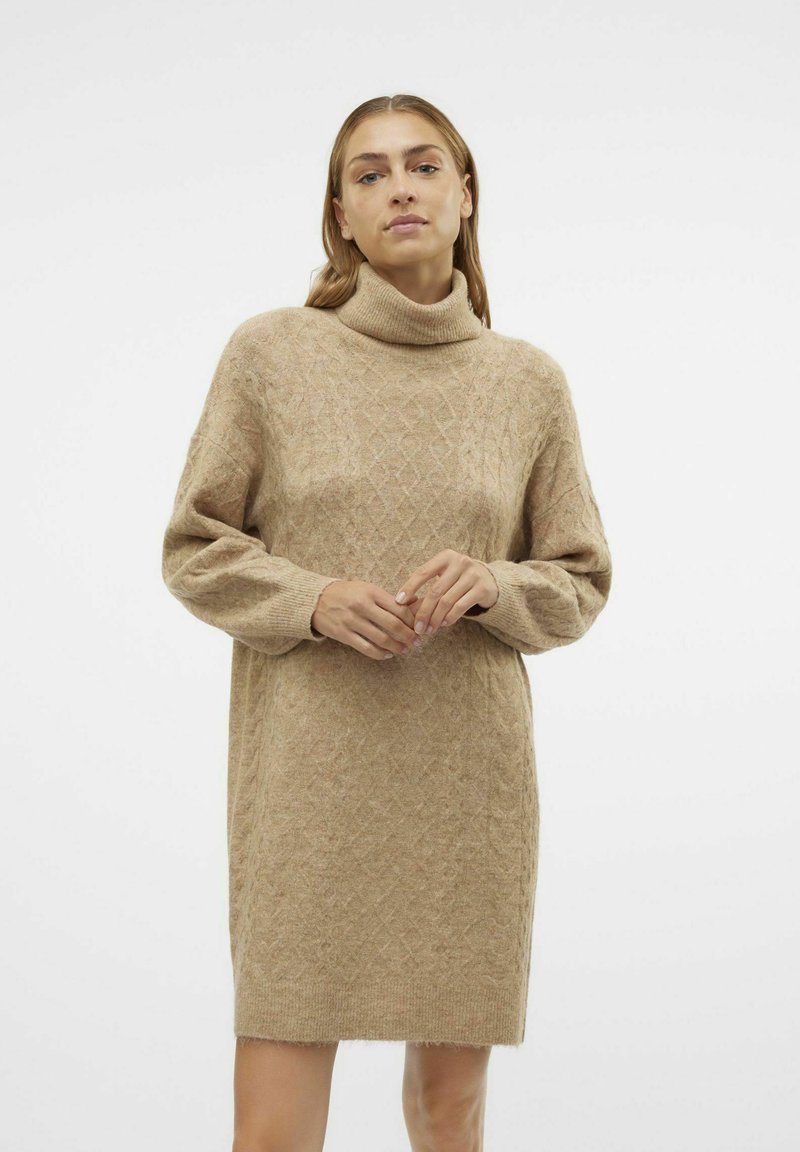 Abito in maglia color beige chiaro con un motivo a diamante testurizzato, collo alto e maniche lunghe, che arriva a metà coscia.