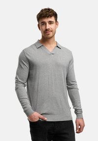 Grå långärmad pullover med V-hals och platt krage. Tillverkad av mjukt tyg, med ribbade ärmslut och nederkant, samt en subtil logotypdetalj.