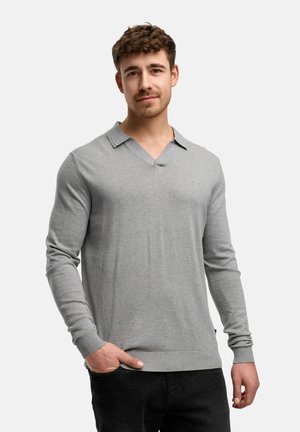 Grå langærmet pullover med V-hals og flad krave. Lavet af blødt stof, med ribbede manchetter og kant, samt en diskret logodetalje.