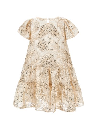 Μπεζ δαντελένιο φόρεμα με φουσκωτά μανίκια, σχέδια με λουλουδένιες παγιέτες και φουσκωτή φούστα με βολάν, με μικρό κούμπωμα με κουμπιά στο πίσω μέρος του λαιμού.