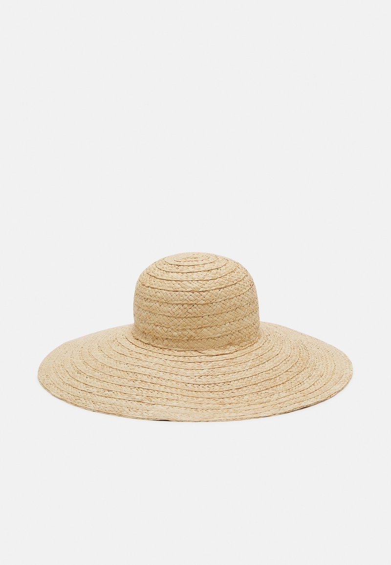 Chapeau en paille tissée de couleur naturelle avec un large bord et une calotte arrondie, conçu pour protéger du soleil.