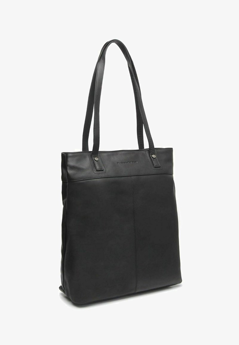 Zwarte leren tote bag met lange schouderbanden, rechthoekige vorm, minimale stikdetails en subtiel reliëflogo op de bovenkant aan de voorkant.