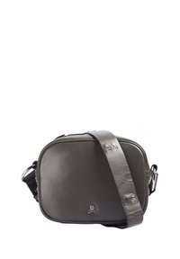 Bolso cruzado de cuero gris con forma rectangular, con una textura suave, correa ajustable y acentos de calavera plateados en la correa.