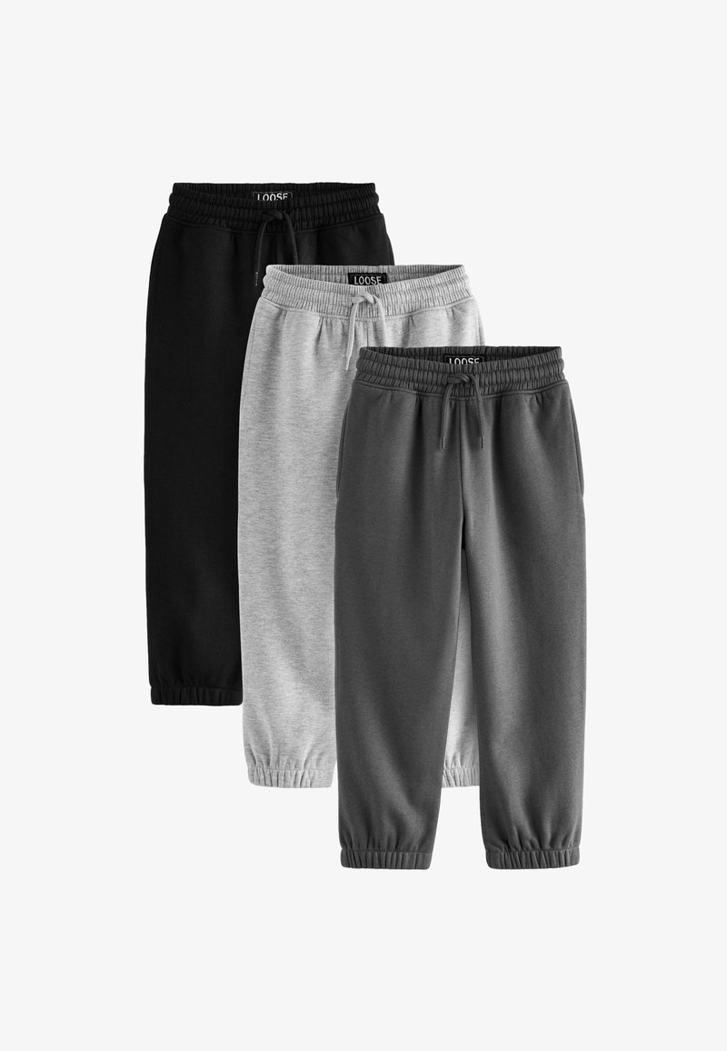 Tri páry voľných teplákov naukladaných. Farby: čierna, svetlo šedá a tmavo šedá. Majú elastický pás a manžety na členkoch.