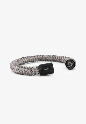Grauer geflochtener Armband mit schwarzen zylindrischen Enden. Auf einem Ende ist die Gravur "AKITSUNE" und auf dem anderen ein Lotusdesign.
