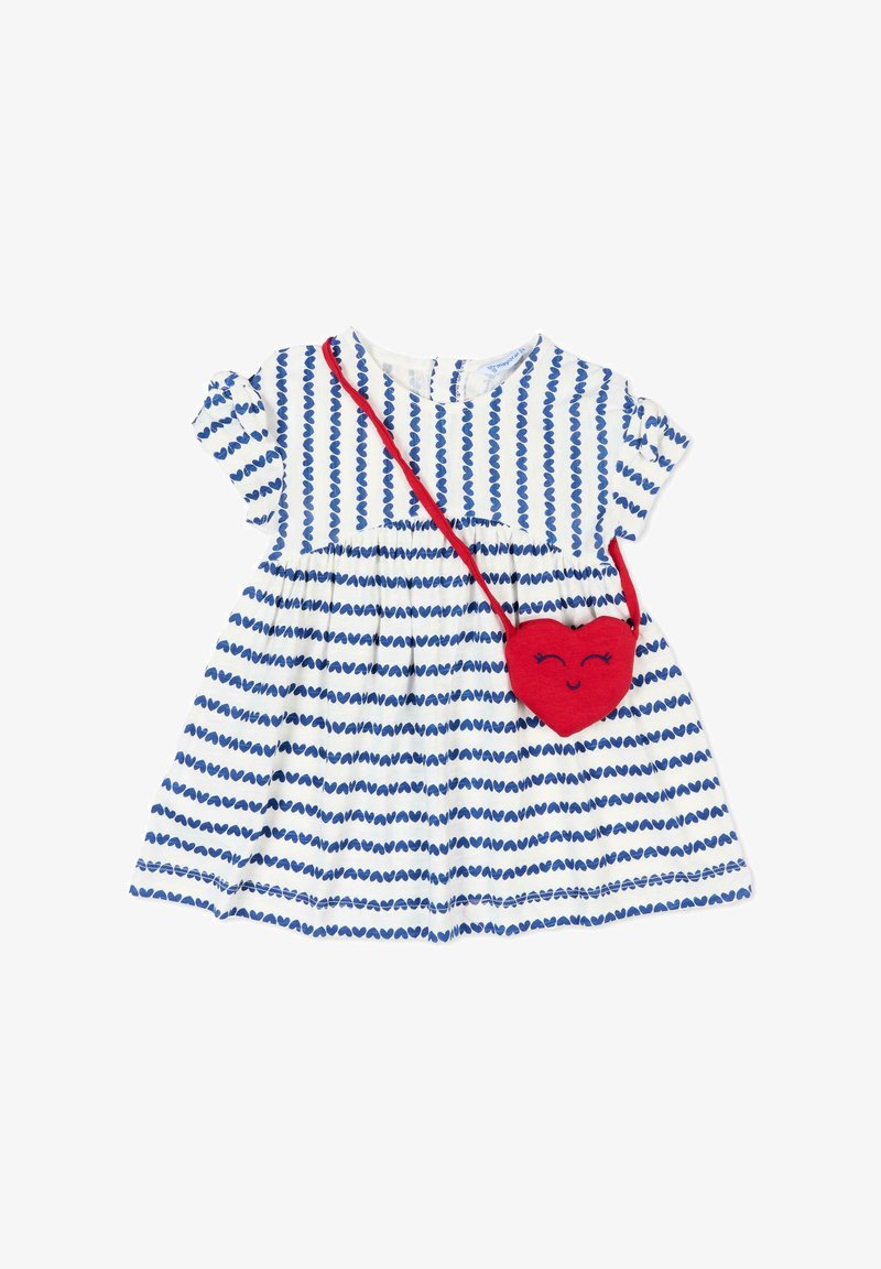 Robe de bébé blanche avec des motifs en forme de cœur bleus et des manches bouffantes, assortie à un sac à main rouge en forme de cœur avec un visage souriant.