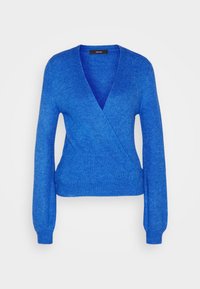 Sininen ribbi neulottu kietoutumistyylinen neulepaita pitkillä hihoilla ja V-päänauhat valkoista taustaa vasten.