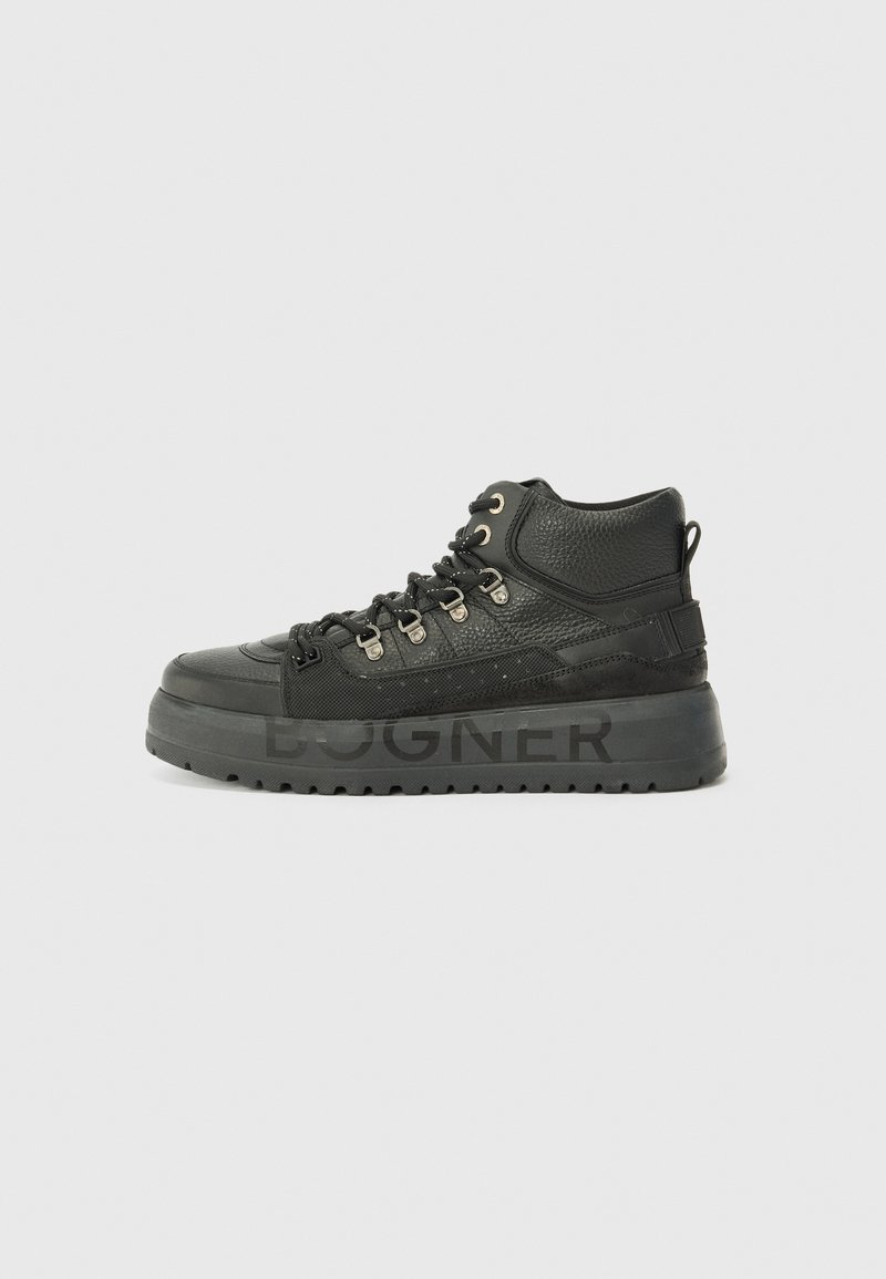 Basket noire montante avec un dessus en cuir texturé, œillets en métal et semelle en caoutchouc épaisse portant le logo "BOGNER".