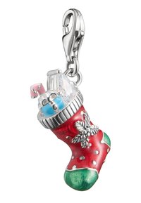 Roter Emaille-Anhänger in Form eines Weihnachtsstrumpfs, akzentuiert mit silberfarbenen Details und einer grünen Basis. Mit dekorativen Edelsteinen und Verzierungen.