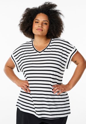 T-shirt a strisce bianche e nere con scollo a V, maniche corte arrotolate e vestibilità ampia, caratterizzata da una texture di cotone morbido.