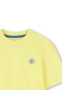 Geel katoenen T-shirt met een ronde halslijn en korte mouwen. Bevat een blauw grafisch logopatch op de linkerborst. Gladde textuur.