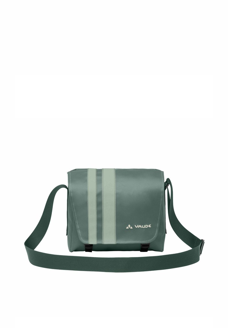 Borsa a messanger verde realizzata in materiale impermeabile, con due strisce verde chiaro, tracolla regolabile e un logo sulla parte anteriore.