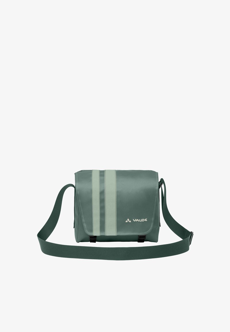 Borsa a messanger verde realizzata in materiale impermeabile, con due strisce verde chiaro, tracolla regolabile e un logo sulla parte anteriore.