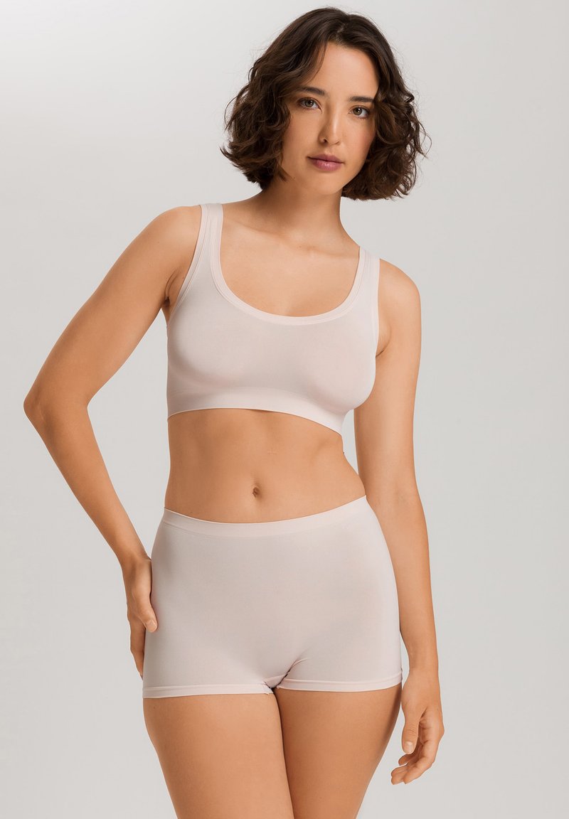 Ljust rosa sömlös BH och boyshort-set; mjukt tyg, stretchigt material, scoop-nacke och elastisk midjeband med rena kanter.