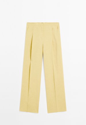 Pantalon jaune clair en tissu texturé, avec une coupe droite, deux plis sur le devant, et sans poches ni éléments métalliques visibles.