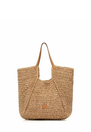 Tkany słomiany worek typu tote z rączkami z jasnobrązowej skóry i małą prostokątną skórzaną naszywką z logo na dole na środku.