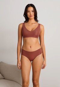 Bra in Braun und passende Bikini-Briefs aus glattem Stoff. Der BH hat einen tiefen Ausschnitt und breite Träger für zusätzlichen Halt.