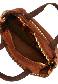Borsa a mano in pelle marrone con una texture morbida, zip dorata e borchie in ottone attorno all'apertura. L'interno presenta una fodera in tessuto e tasche aggiuntive.